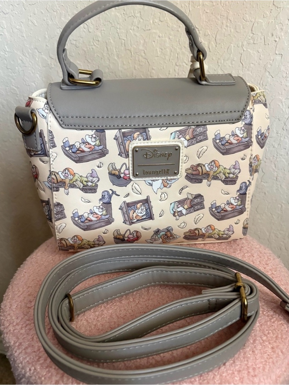 Loungefly SnowWhite Dwarfs Crossbody Purse - Picture 2 of 3